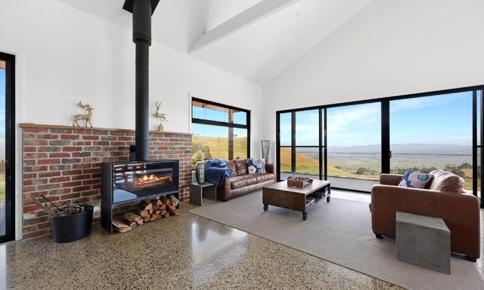 Barwite House | Half Mile High - Merrijig - Sleeps 10