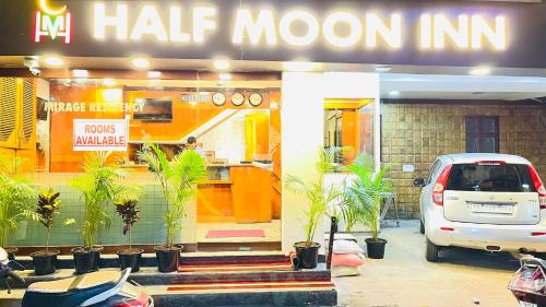 Thousand Lights Hotel | HALF MOON INN