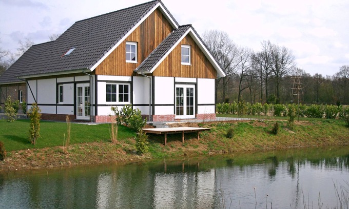 Susteren Villa | Half-timbered house with dishwasher