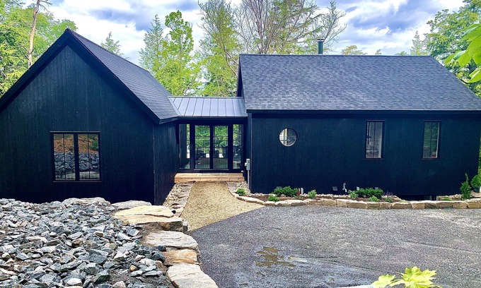 Dysart et al Cottage | Haliburton Modern Lake House retreat on Kennisis. 4 bedroom 2.5 Bath - Sleeps 12