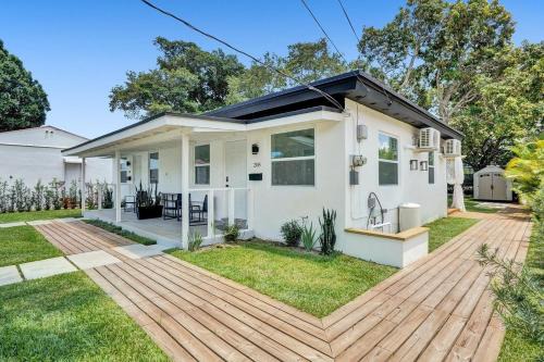 Hallandale Beach Apartment | Hallandale Beach Family Vacation Home Backyard