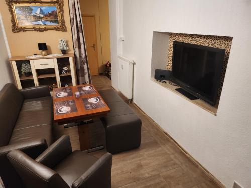 Paulusviertel Apartment | Halle, Bestes in Preis- Leistung- Lage, City, EG, 84 qm, SD, 1- 3 Doppelzimmer, extra für sie kostenlose TV Lounge extra Küche u Bad bis 6 Personen