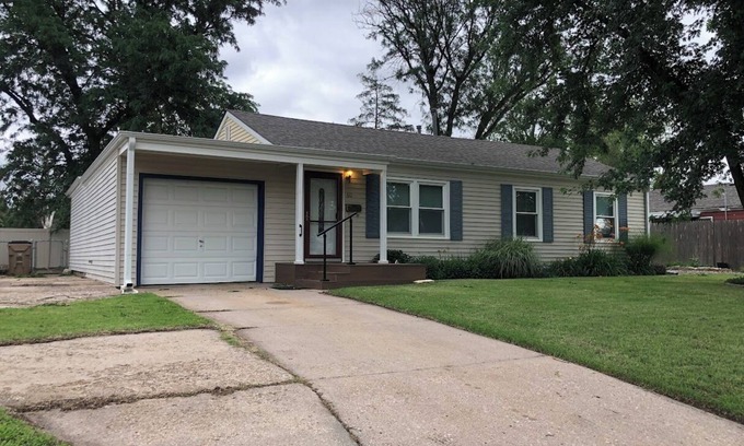 Hutchinson House | Halsey Home - Charming 2-bedroom house with AC, Wi-Fi in welcoming Hutchinson