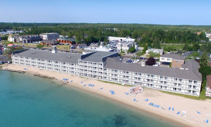 Mackinaw City Hotel | Hamilton Inn Select Beachfront