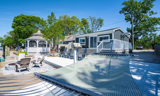 Leamington Cottage | Hammock Haven Beach House Near Point Pelee