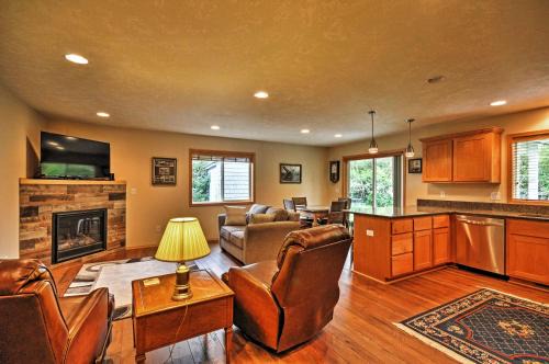 Hammond House | Hammond Home 2 Blocks to Marina and Columbia River!