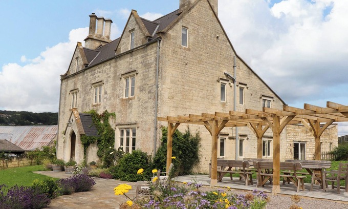 Stroud House | HAMMONDS FARMHOUSE, family friendly, luxury holiday cottage in Stroud