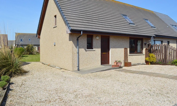 Stromness House | Hamn-vagr Self-catering - lovely 3-bedroom house with garden