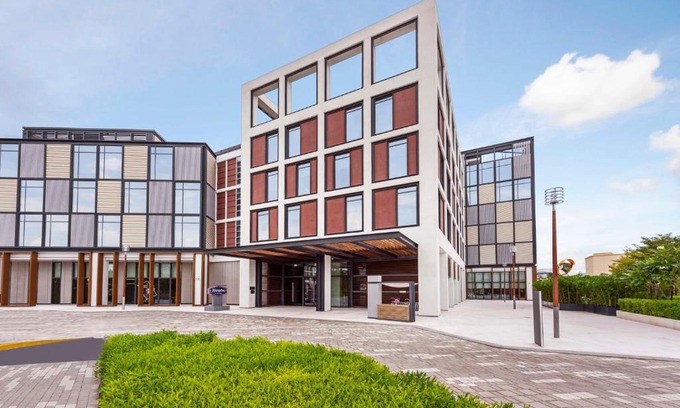 Bur Dubai Hotel | Hampton by Hilton Dubai Al Seef