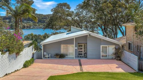 Pretty Beach House | 'Hampton Cottage' By HolidayCo