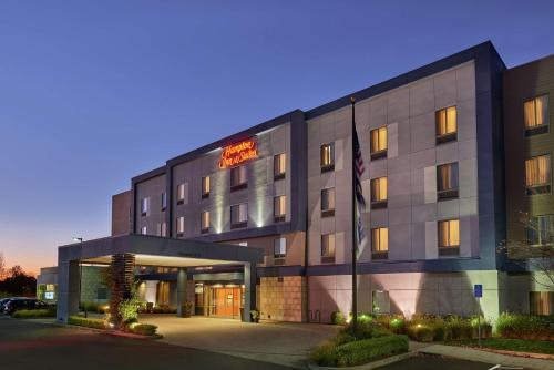 Southeast Salem Hotel | Hampton Inn and Suites Salem