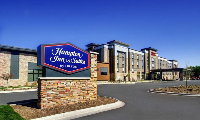 West Allis Hotel | Hampton Inn & Suites Milwaukee West
