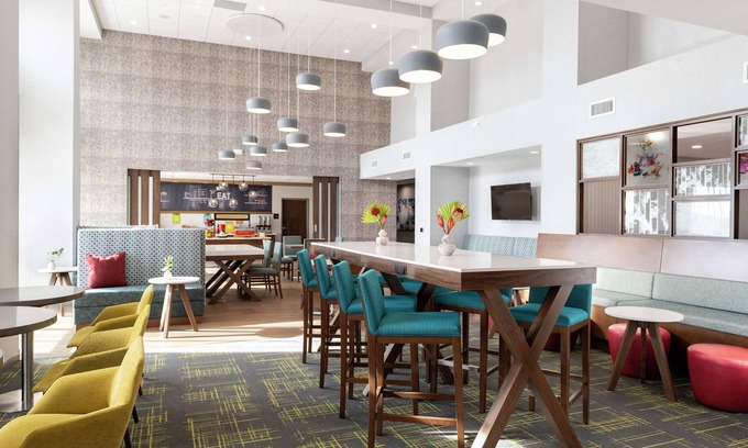 New Stanton Hotel | Hampton Inn & Suites Pittsburgh New Stanton