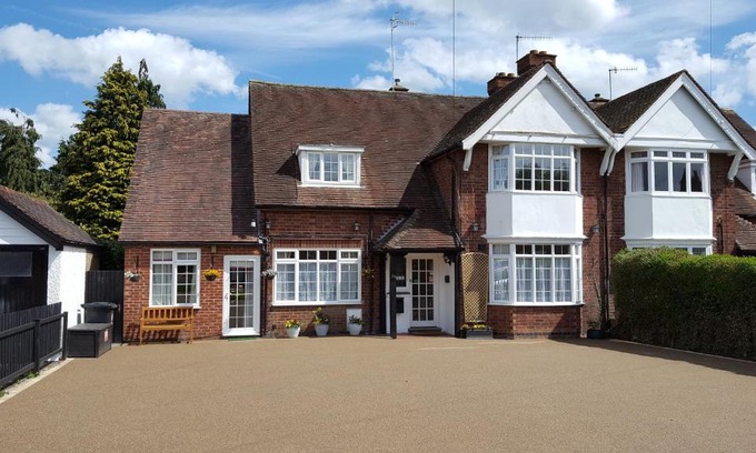 Stratford-upon-Avon House | Hampton Lodge En-Suite Rooms with Free Parking