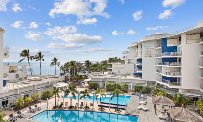 Urangan Apartment | Hamptons Meets Hervey Bay In Upmarket Resort - Ocean Views