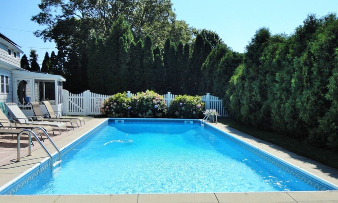 East Quogue House | HAMPTONS RETREAT *POOL & HOT TUB*