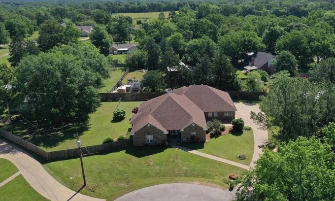 Whitehouse House | Handicap accessible 3-bedroom house with Heated Indoor Pool and WiFi in Troup TX