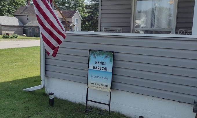 Conneaut House | Hanks Harbor, 1/4 mile to Lake Erie, Marina, Beach, local restaurants.