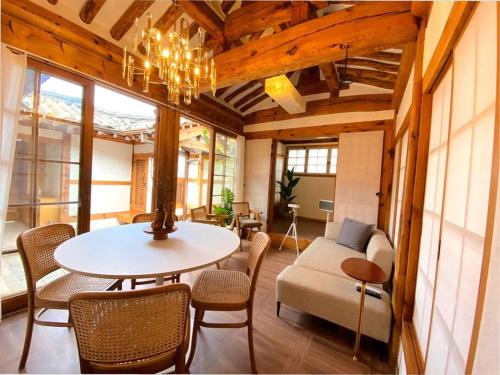 Gahoe-dong House | Hanok JAE l 4BR 2Bath l 9min from Anguk STN