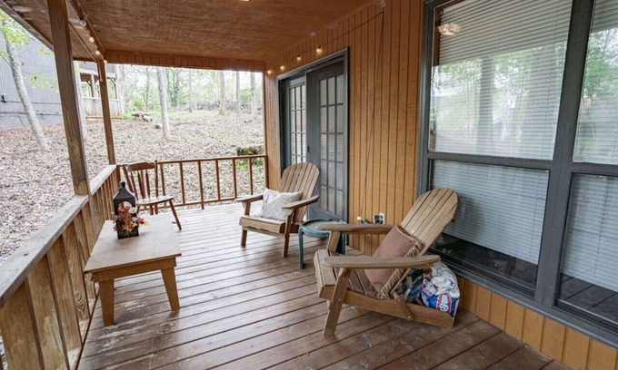 Blairsville Cabin | "Hansel": Spacious Cabin w/Views, Greenery, Deck!