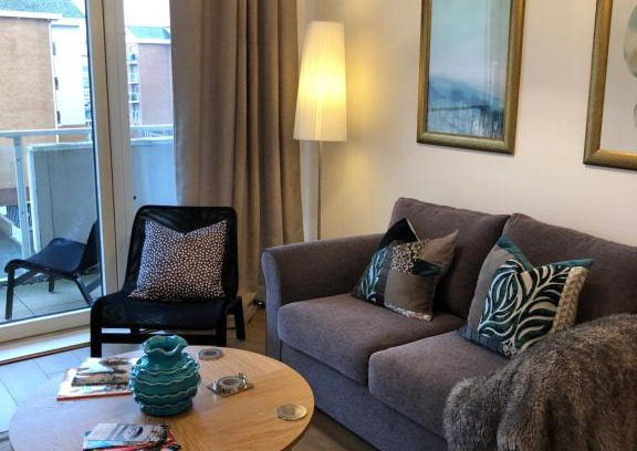 Century Wharf Apartment | Hansen House Cardiff Apartment with Parking