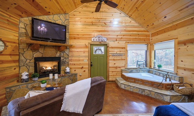 Broken Bow Cabin | Happily Ever After: Creek! Hot Tub! Walk To Winery