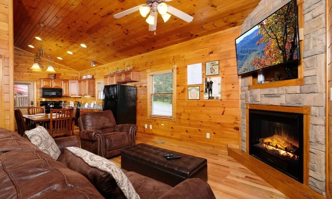 Gatlinburg Cabin | Happily Ever After - Hot Tub & Jetted Bath