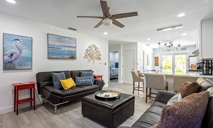 Bartlett Park House | Happy 2BR Bungalow Walk to Bay & Downtown