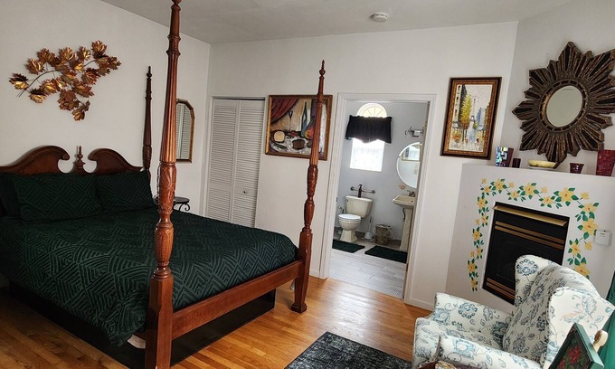 Harbor Springs Bed & Breakfast | Happy Days and Nights - Valiant