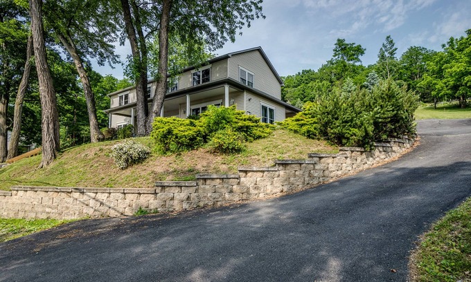 Dundee House | Happy Daze, lake home on Keuka Lake with EV charger, sleeps 10