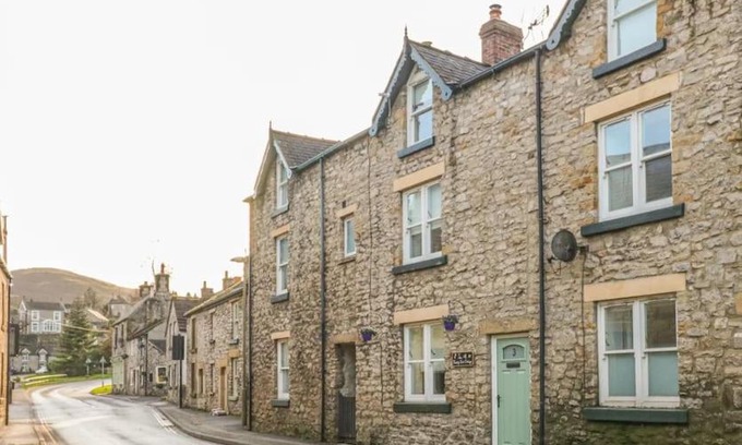 Hope Valley House | Happy Feet Cottage, Sleeps 6