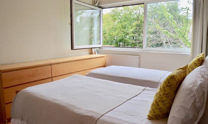 Childs Hill House | Happy Hampstead Home (sleeps 6)
