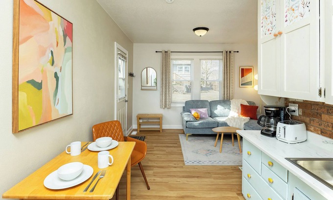 Beaverdale Cottage | Happy Happy Guest House 1bd/1ba in Quiet yet Popular Neighborhood