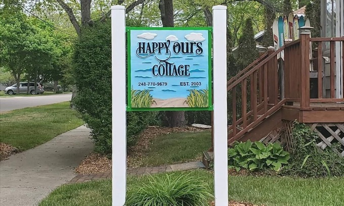 South Haven House | Happy Ours Cottage, 4 minute walk to sandy beach!