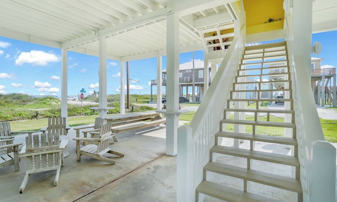 Crystal Beach House | Happy Ours, Unobstructed View, Sleeps 10, 4/3, Dog Friendly