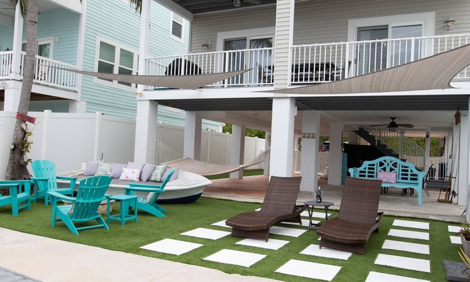 Sexton Cove Estates House | Happy Place Key Largo - Waterfront Vintage Coastal Cottage
