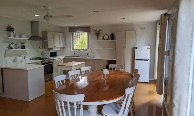 Garran House | Happy & Spacious Home (nr hospital) @Garran