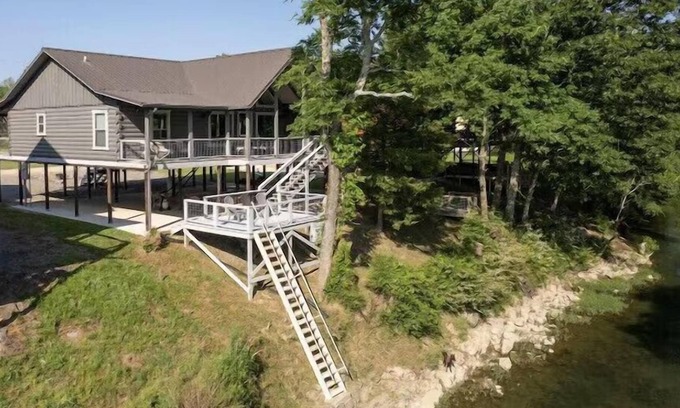 Glenwood House | Happy Times on the Caddo Rivers Edge…. Hot tub !!