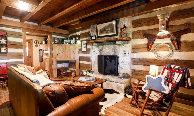 Fredericksburg Cabin | Happy Trails Log Cabin | Wildlife | Fireplace