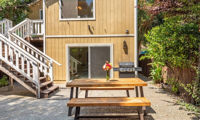 Guerneville House | HappyDays:Park Car & Walk to Everything! Fun&Chill Guerneville Home! WiFi/Pup