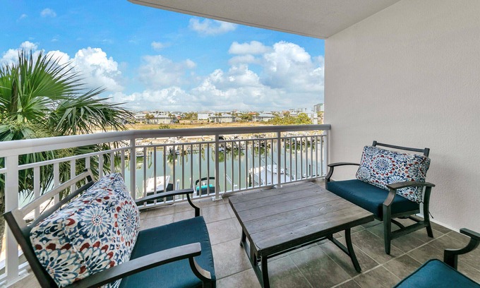 Holiday Isle Condo | Harbor Landing 102B- The heart of Destin: shopping & restaurants! Beach access w/pools & hut tubs!