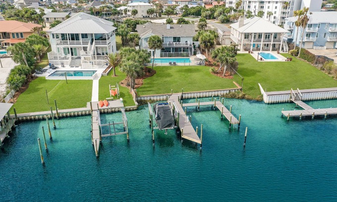 Holiday Isle House | Harborside by AvantStay | Expansive Destin Retreat