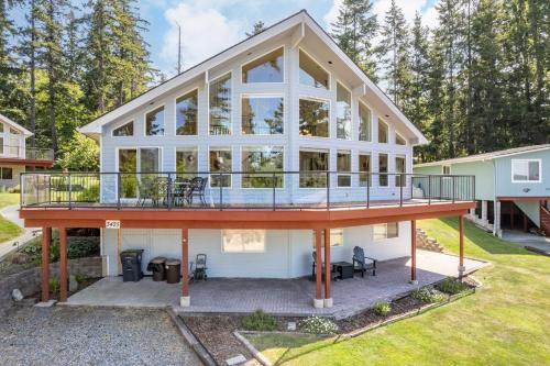Langley House | Harborview Getaway by AvantStay Walk to Beach