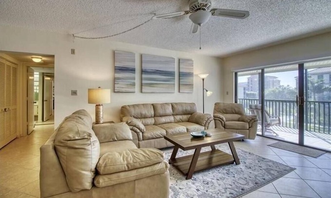 Marco Island House | Harbour Boat Club Unit 201 is a condo community centrally located in the South End of Marco Island.