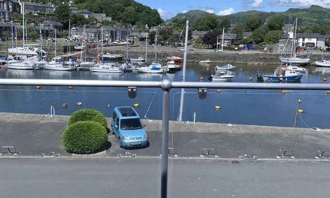 Borth-y-Gest Apartment | Harbour Haven: Spectacular Views