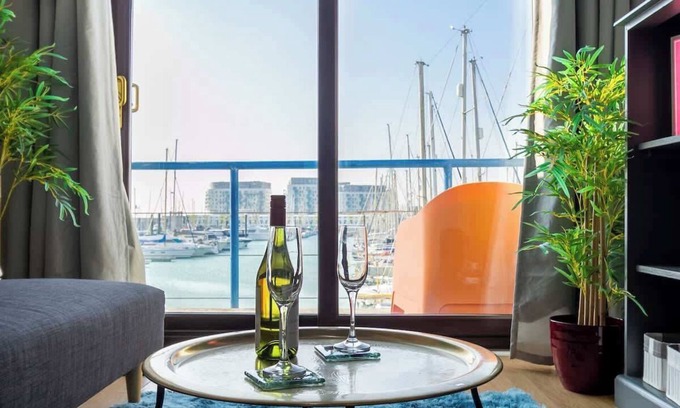 Seafront Boat Rental | Harbour Hideaway - Free Parking