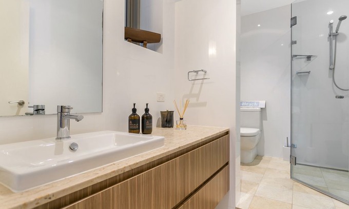 Clontarf Apartment | Harbour Hideaway with direct access to beach and Clontarf reserve