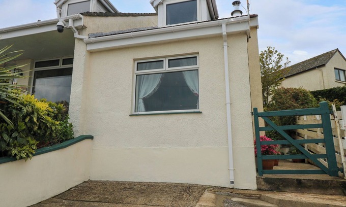 Fishguard Cottage | HARBOUR HIGH ANNEX, pet friendly, with a garden in Fishguard