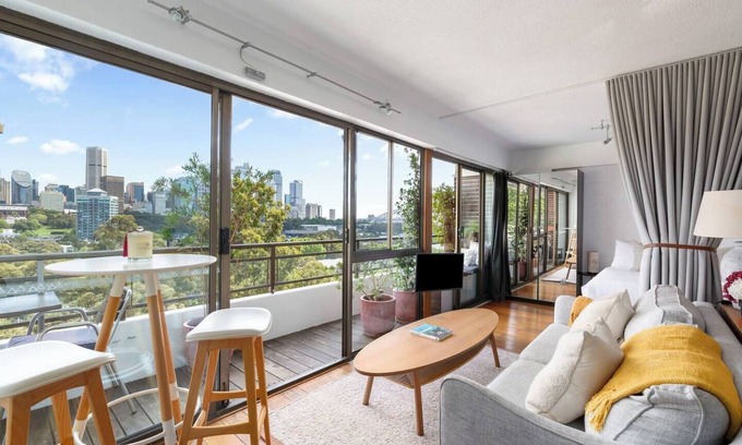 Potts Point Apartment | Harbour Horizon Iconic Skyline Retreat with Pool