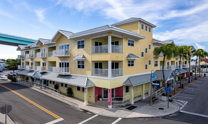 Fort Myers Beach Apartment | Harbour House at the Inn 209